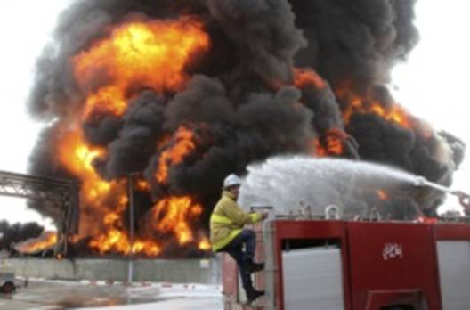 آتش‌نشان‌های فلسطینی در تلاش برای خاموش کردن آتش نیروگاه برق