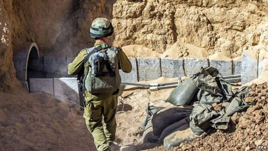 یک سرباز اسرائیلی در کنار یکی از تونل‌ها از غزه که به گفته تل‌آویو برای حمله به داخل خاک اسرائیل استفاده می‌شود
