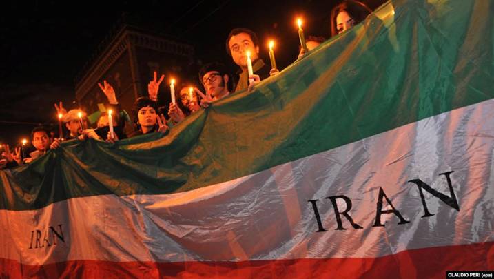 یکی از تجمعات اعتراضی ایرانیان در مقابل سفارت جمهوری اسلامی در ایتالیا در دی ماه ۸۸