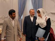 تهران، ۱۷ مارس ۲۰۰۸: کالمی-ری، وزیر خارجه‌ی سوئیس با حجاب اسلامی در هنگام ملاقات با احمدی‌نژاد